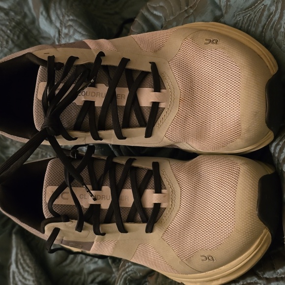 On Running cloudrunner shoes - Picture 4 of 7